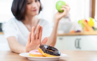 Jovem mulher evitando o consumo de comida com açúcar, pouco saudável
