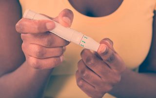 automonitoramento da glicose feita com aparelho eletrônico, furando o dedo