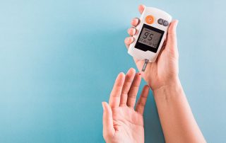 Diabéticos medindo a glicose em aparelho eletrônico.